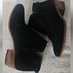 Susina Kyle Black Suede Leather Ankle Boots Perforated Detail  Block Heel Sz 6